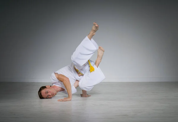 Uomo che pratica capoeira, arte marziale brasiliana . — Foto Stock