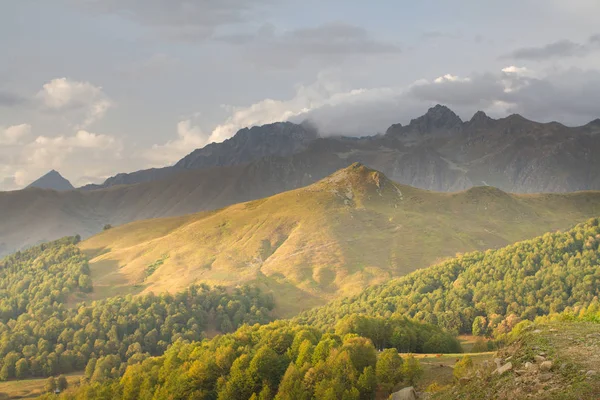 Bergslandskapet i Abchazien. — Stockfoto