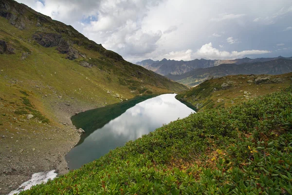 Bergsee in Abchasien. Kaukasus. — Stockfoto