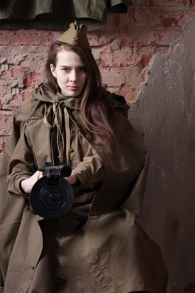 Frau in russischer Militäruniform erschießt ein Gewehr. Soldatin im Zweiten Weltkrieg. — Stockfoto