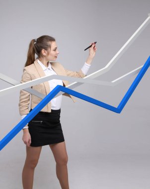 İş kadını ile büyüme Grafiği gri arka plan üzerinde çalışma