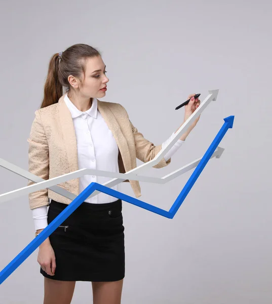 Affärskvinna arbetar med tillväxt diagram på grå bakgrund — Stockfoto