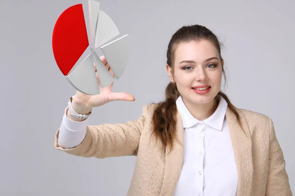 Mulher mostra um gráfico de pizza, diagrama circular. Conceito de análise de negócios . — Fotografia de Stock