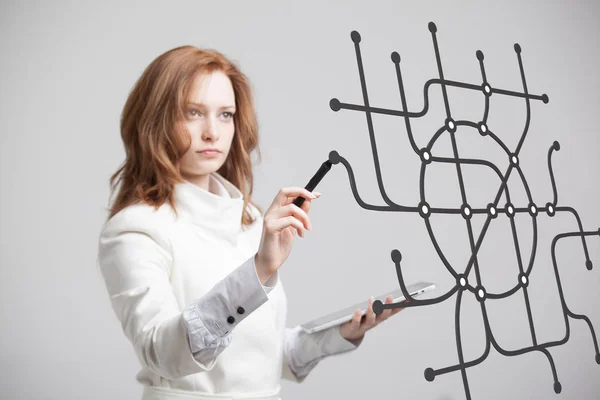 Mujer especialista y urbanista trabajando con el mapa interactivo del metro . — Foto de Stock