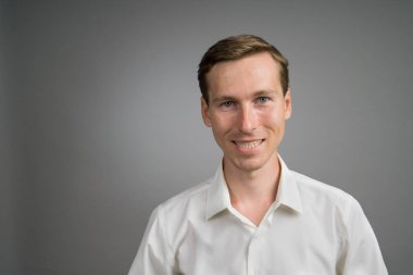 Beyaz gömlekli, portre gri arka plan üzerinde iş adamı.