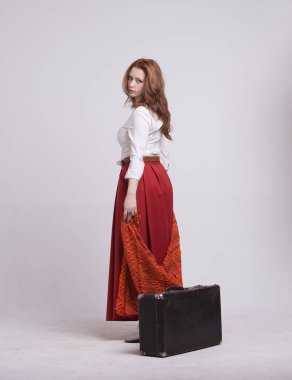 Çanta beyaz arka plan üzerinde duran kadın.