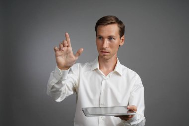 Tablet bilgisayar ile genç adam bir sanal arayüzü ile çalışır.