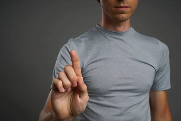 Mann, der mit virtueller Schnittstelle arbeitet, drückt den Zeigefinger-Knopf. — Stockfoto