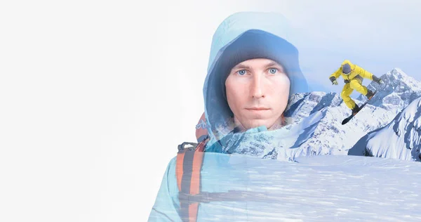 Junger erwachsener Mann Snowboarder in verschneiten Winterbergen. Fotografie mit Doppelbelichtung — Stockfoto
