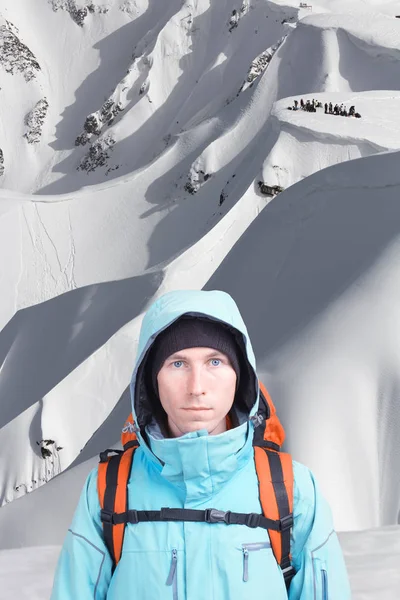 Alpinista muž s batohem na pozadí horské scenérie. Při pohledu na fotoaparát. — Stock fotografie
