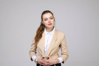 İş gri arka plan üzerinde yönetici kadın.