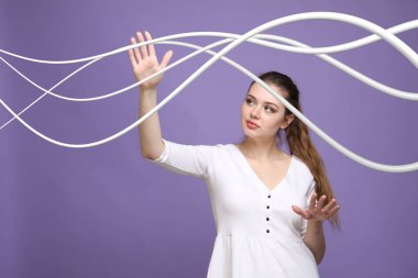 Elektrik kablolar ve teller, kadınla kavisli çizgiler