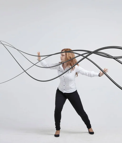 Mulher com cabos elétricos ou fios, linhas curvas . — Fotografia de Stock
