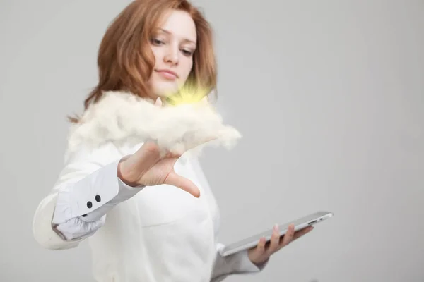 Mujer con nube y sol. Concepto sobre el tema de los servicios de computación en nube . — Foto de Stock