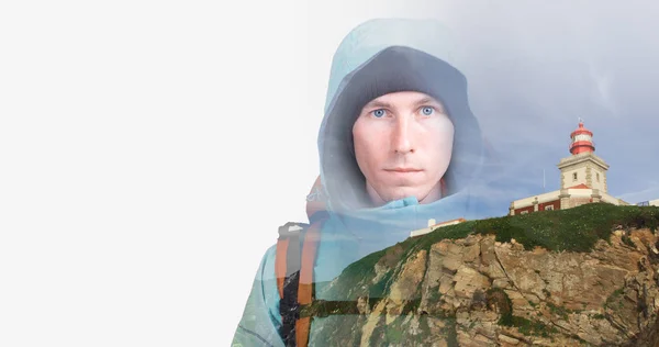 Лицо молодого туриста и маяк на скалистой скале. Двойной эффект экспозиции . — стоковое фото
