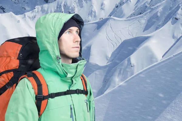 Альпинист смотрит на зимний горный пейзаж . — стоковое фото
