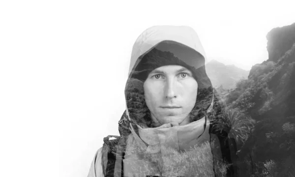 Портрет туриста с рюкзаком на фоне горного скалистого пейзажа. Эффект двойной экспозиции . — стоковое фото