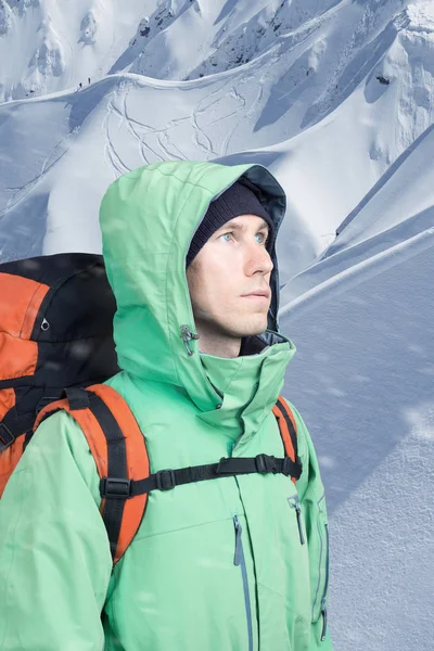 男子登山看起来和一个冬天山风景. — 图库照片