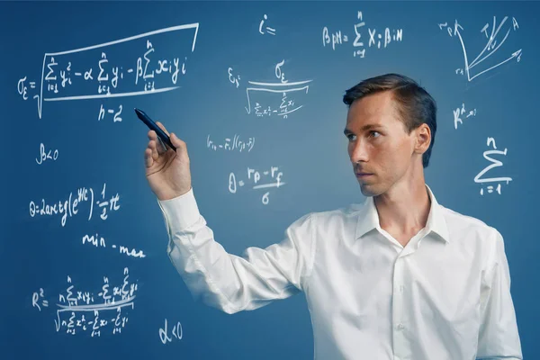 Uomo scienziato o studente che lavora con varie formule di matematica e scienze delle scuole superiori . — Foto Stock