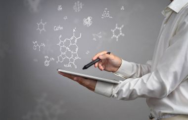 Tablet pc ve dijital kalem veya gri arka plan üzerinde kimyasal formüllerle çalışma kalem olan adam bilim adamı.