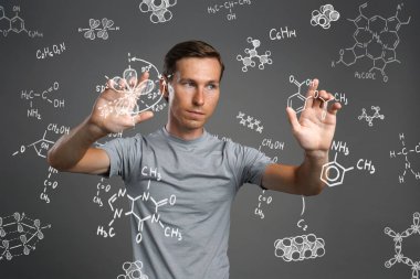 Kimyasal formüllerle çalışma gri arka plan üzerinde Beyaz gömlekli adam bilim adamı.