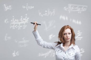 Kadın bilim adamı ya da çeşitli lise matematik ve bilim formülü ile çalışma öğrenci.