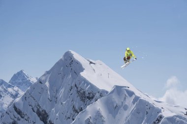 Kayakçı dağlarda uçan. Aşırı freeride spor.
