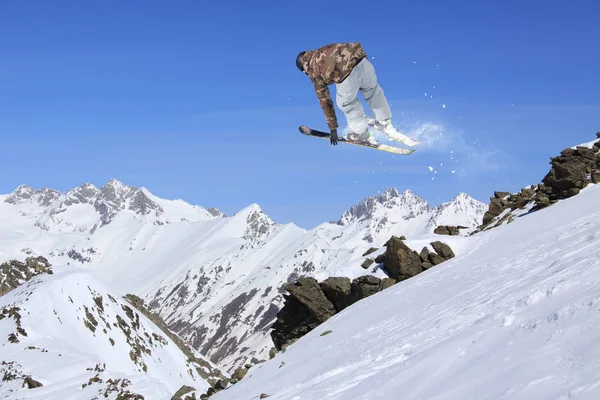 Esquiador voador nas montanhas. Extremo esporte freeride . — Fotografia de Stock