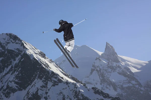 Esquiador volador en las montañas. Deporte freeride extremo . —  Fotos de Stock
