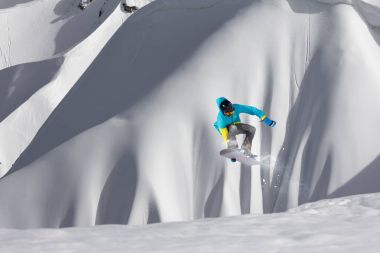 Dağlarda atlama snowboard. Aşırı spor.