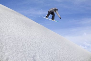 Dağlarda atlama snowboard. Aşırı spor.