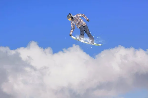 Snowboardista skákání v horách. Extrémní sport. — Stock fotografie