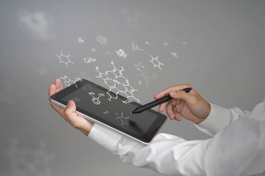 Tablet pc ve dijital kalem veya gri arka plan üzerinde kimyasal formüllerle çalışma kalem olan adam bilim adamı.