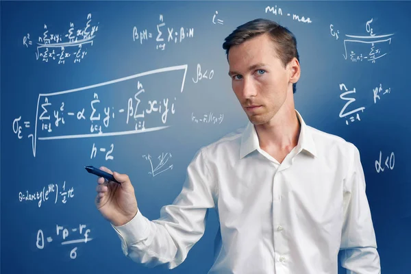 Wissenschaftler oder Student, der mit verschiedenen mathematischen und naturwissenschaftlichen Formeln arbeitet. — Stockfoto