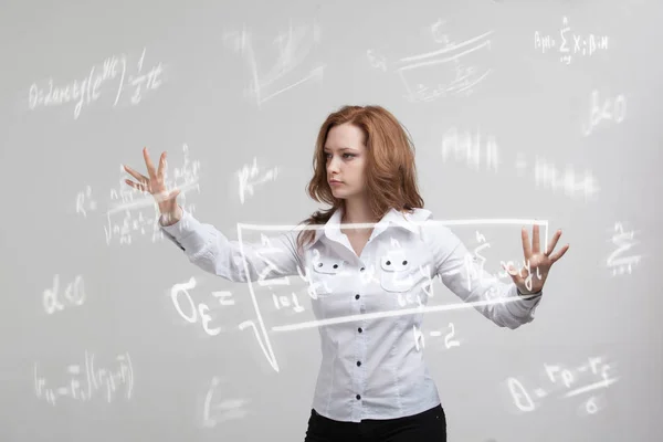 Donna scienziata o studentessa che lavora con varie formule di matematica e scienze del liceo . — Foto Stock