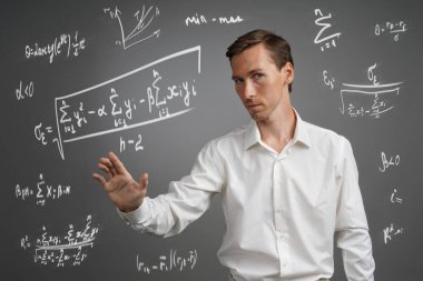 Adam bilim adamı ya da çeşitli lise matematik ve bilim formüllerle çalışma öğrenci.