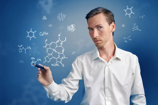 Homme scientifique avec stylet ou stylo travaillant avec des formules chimiques sur fond bleu . — Photo