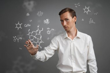 Kimyasal formüllerle çalışma gri arka plan üzerinde Beyaz gömlekli adam bilim adamı.