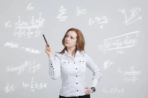 Žena vědec nebo student s perem, práce s různými vzorci střední školy matematika a věda. — Stock fotografie