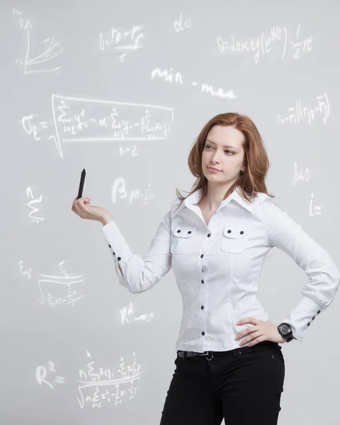 Kvinna forskare eller student med pennan arbetar med olika gymnasiet matematik och naturvetenskap formel. — Stockfoto