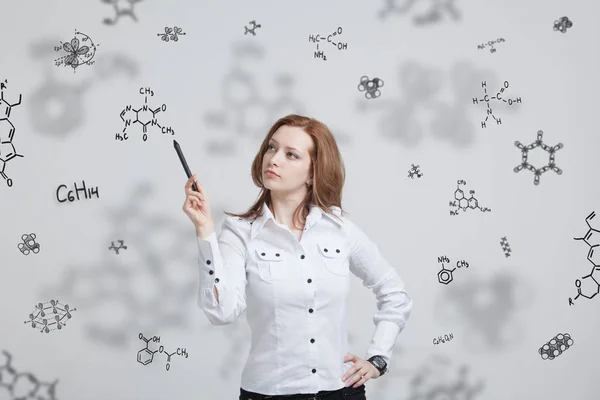 女化学家在灰色的背景上使用化学公式. — 图库照片