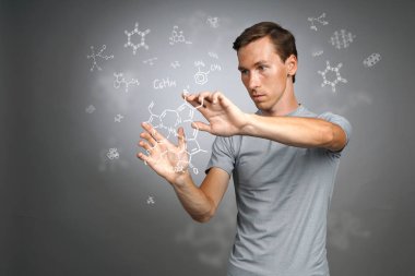 Kimyasal formüllerle çalışma gri arka plan üzerinde Beyaz gömlekli adam bilim adamı.