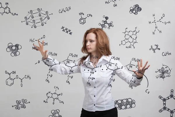 Žena chemik pracující s chemickými vzorci na šedém pozadí. — Stock fotografie