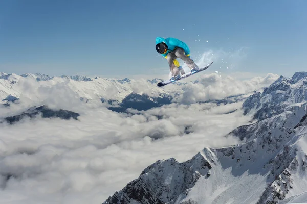 Snowboarder volador en las montañas — Foto de Stock