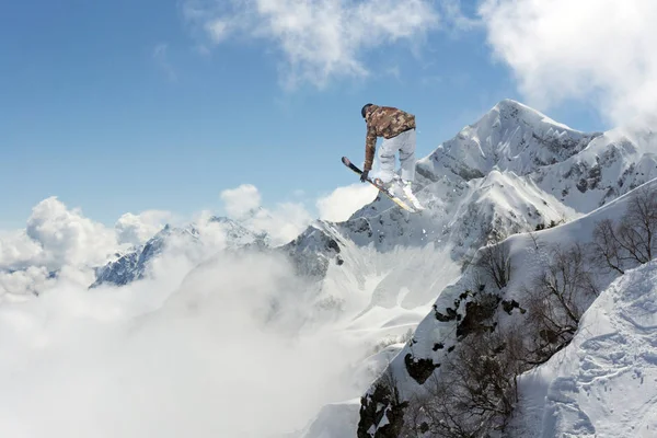Salto sciatore in montagna. Sport estremi, freeride . — Foto Stock