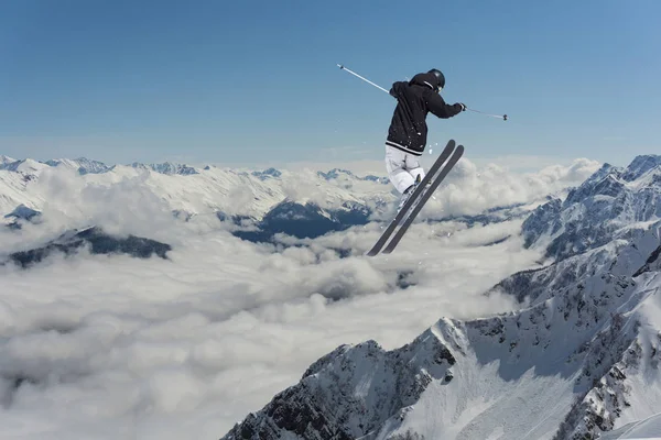 Skoki narciarz w górach. Sport ekstremalny, freeride. — Zdjęcie stockowe