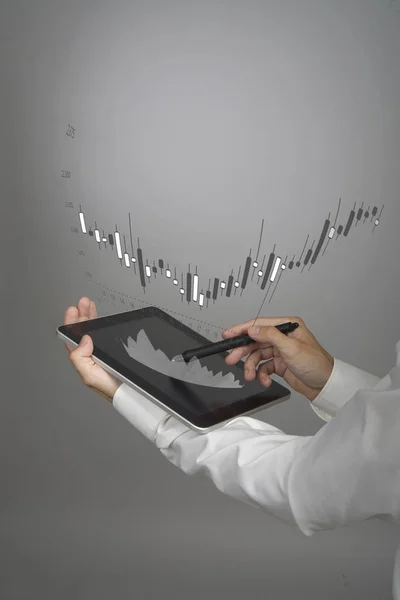 Concepto de datos financieros. Hombre trabajando con Analytics. Gráfico gráfico de información con velas japonesas en pantalla digital . — Foto de Stock