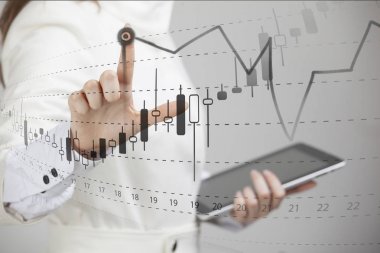 Finans veri kavramı. Analytics ile çalışan kadın. Japon mum ile grafik grafik bilgilerini dijital ekranda.