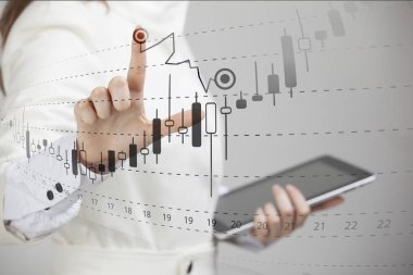 Finans veri kavramı. Analytics ile çalışan kadın. Japon mum ile grafik grafik bilgilerini dijital ekranda.