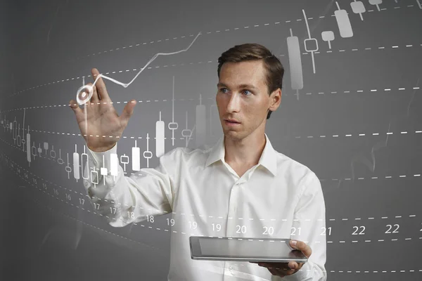 Concepto de datos financieros. Hombre trabajando con Analytics. Gráfico gráfico de información con velas japonesas en pantalla digital . — Foto de Stock